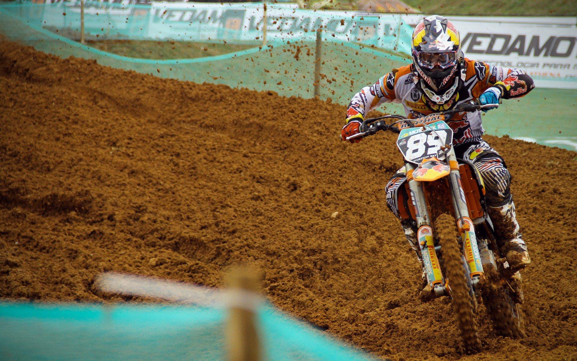 冰球联赛激战正酣，豪门对决引爆球迷热情，新秀崛起改写格局