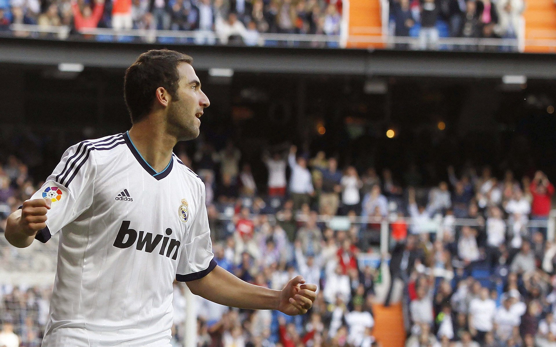 北境冰球联赛激战正酣 豪门对决引爆冬季热潮