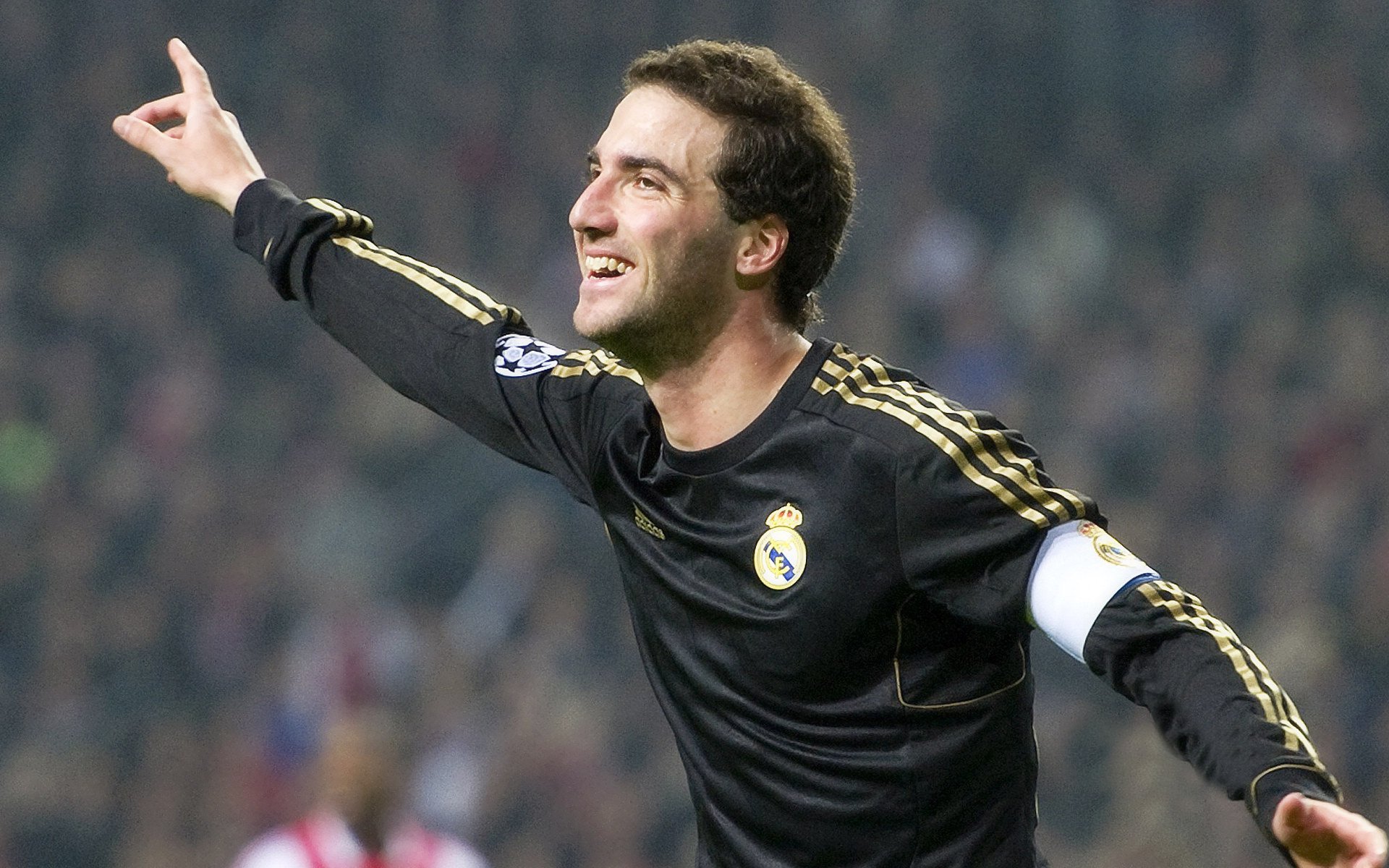 梅西第八次捧起金球奖 刷新历史纪录再创辉煌