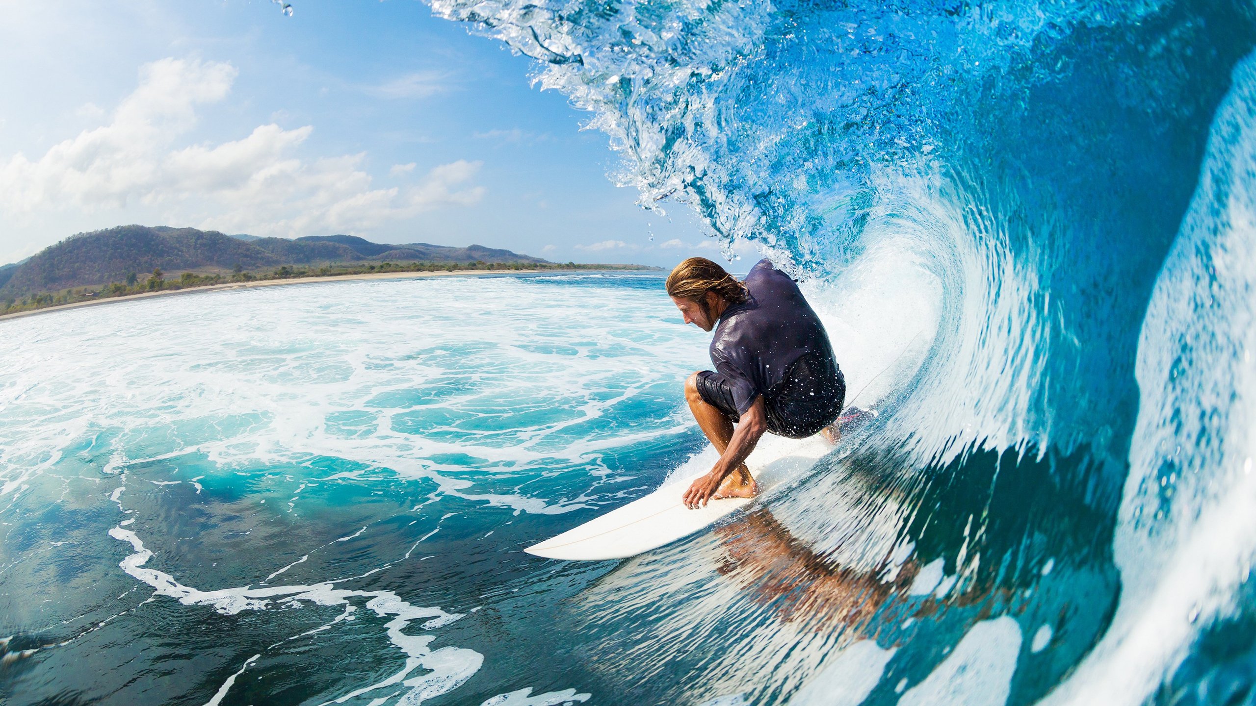 英超联赛激战正酣，曼城逆转利物浦登顶积分榜